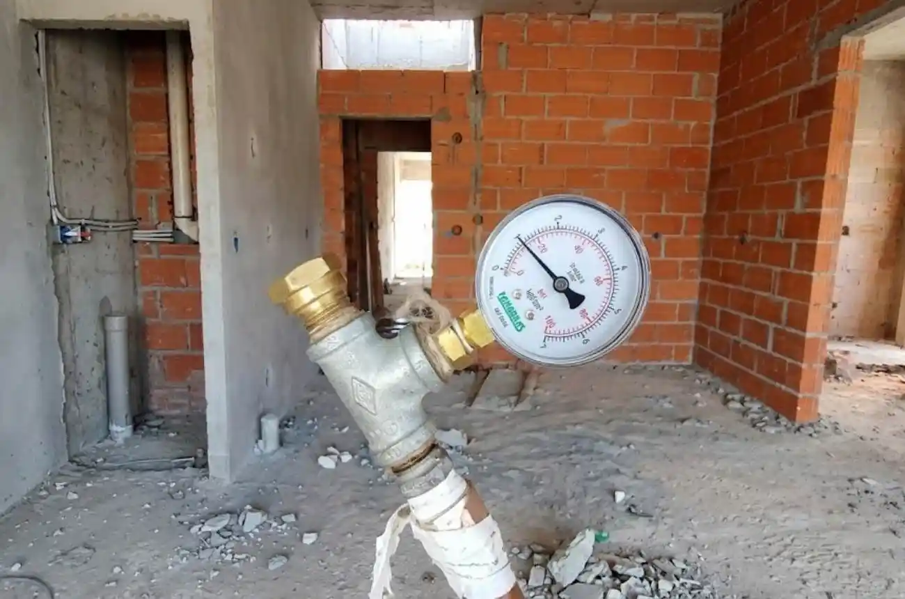 Instalação de gás em área técnica de edifício